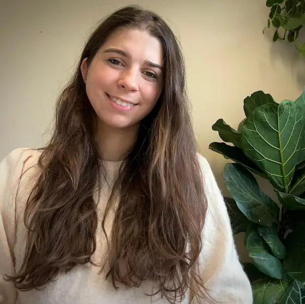 Dottoressa Sara Martini sorridente nel suo studio a Lucca